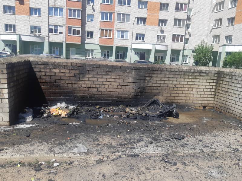 Два автомобиля пострадали во время возгорания мусорных контейнеров в Могилеве