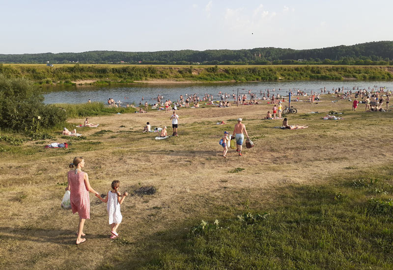 На Днепре в районе пляжа у деревни Полыковичи — многолюдно. Фото