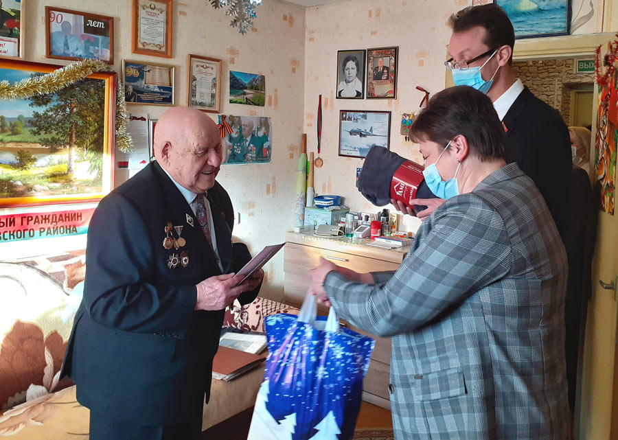 Депутаты поздравили ветеранов Великой Отечественной войны