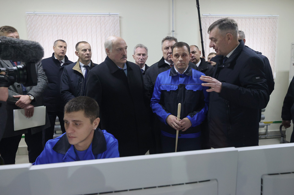 Александр Лукашенко ознакомился с производством картона на Добрушской бумажной фабрике