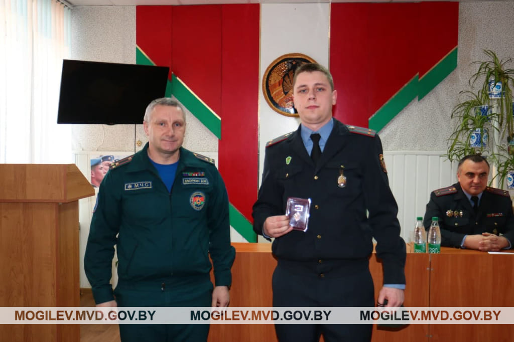 За спасение человека на пожаре наградили  милиционера из Климовичей