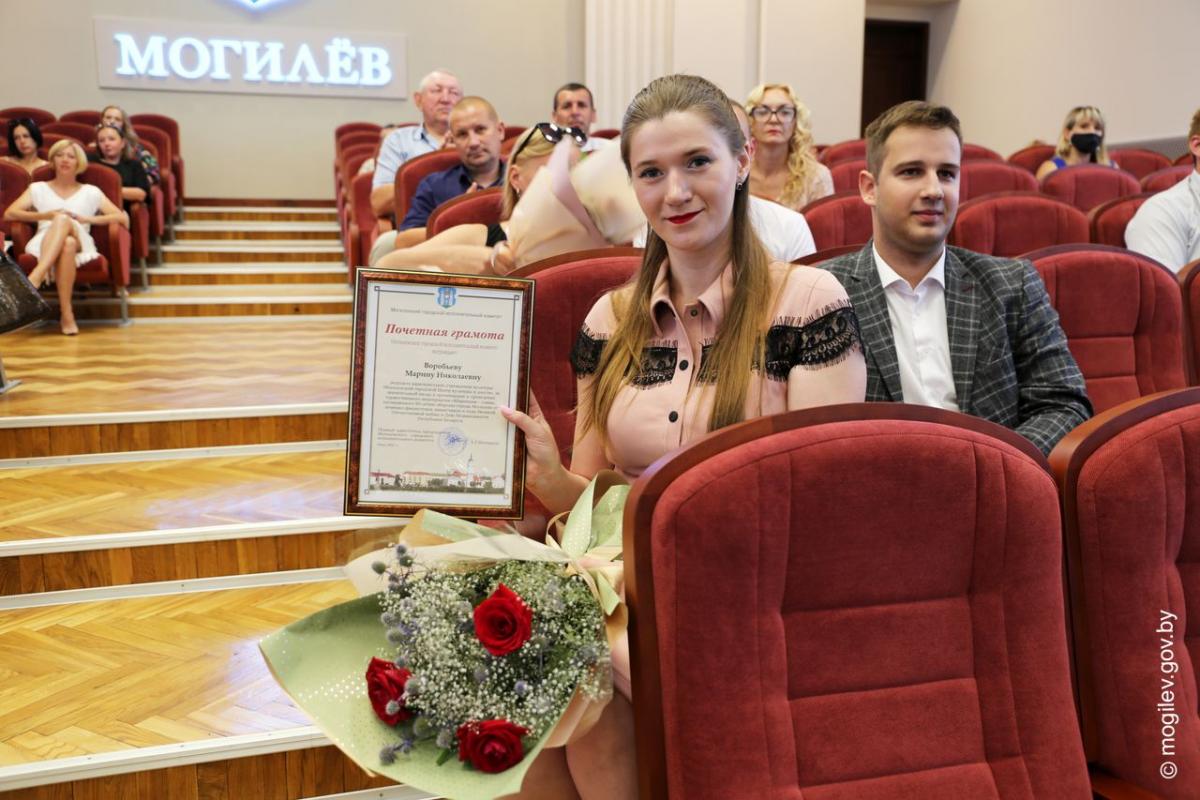 Творческих исполнителей и организаторов праздничных мероприятий чествовали в Моггорисполкоме