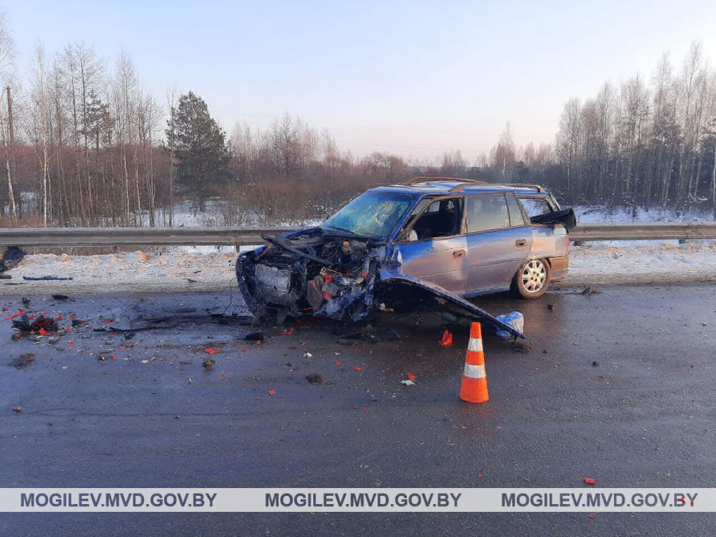 Opel столкнулся с МАЗом под Глуском