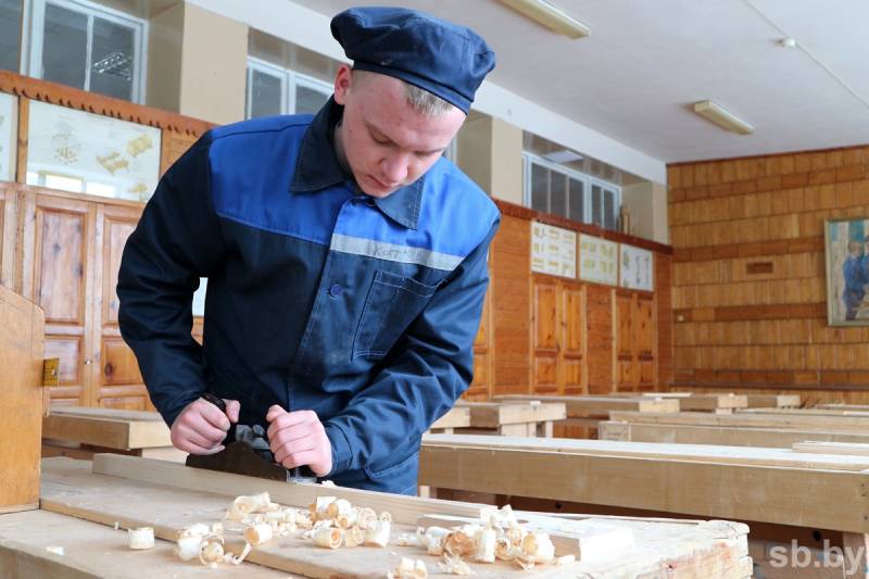 Как в могилевском спецучилище деревообработки из трудных подростков растят настоящих мужчин