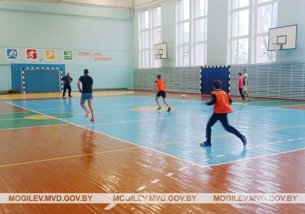 Сотрудники Белыничского РОВД сыграли в футбол со школьниками