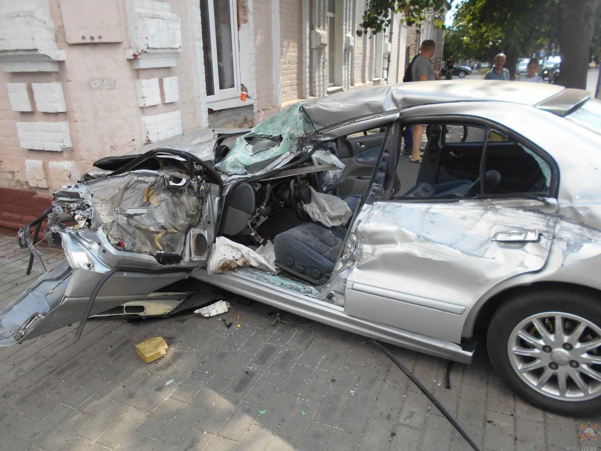 Пострадавшего в ДТП в Бобруйске деблокировали спасатели