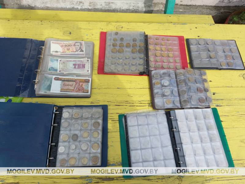 Бобруйчанин в автобусе украл чужую тележку с деньгами, монетами и книгами