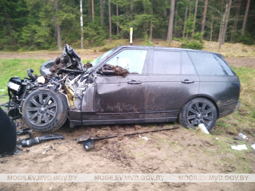 Двое детей пострадали в аварии в Быховском районе - Land Rover врезался в трактор