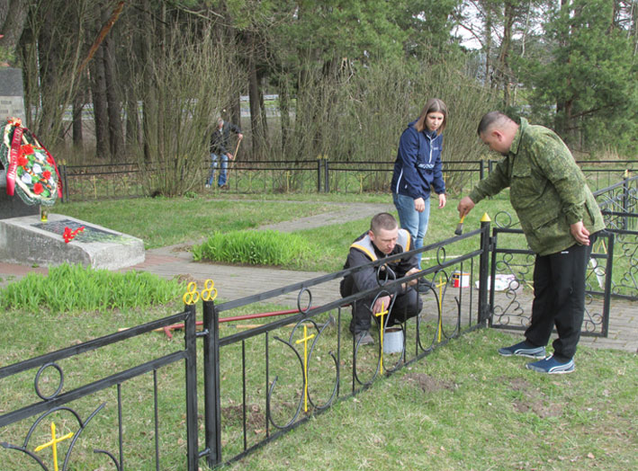 Представители общественных объединений и жители города провели благоустройство мемориального комплекса «Землянка»