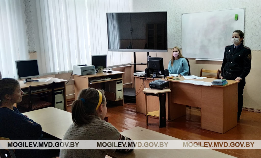 Инспектор ИДН в Быхове накануне осенних каникул встретилась со школьниками