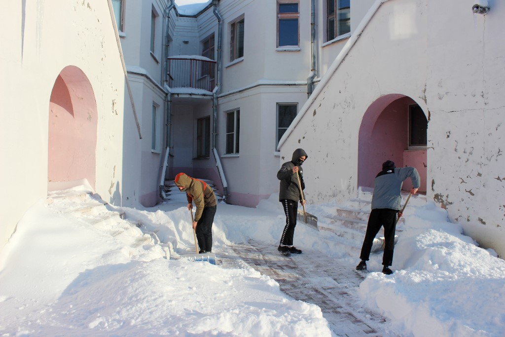 Профсоюзная молодежь помогла Могилевскому специализированному Дому ребенка справиться с последствиями снегопада. Фото