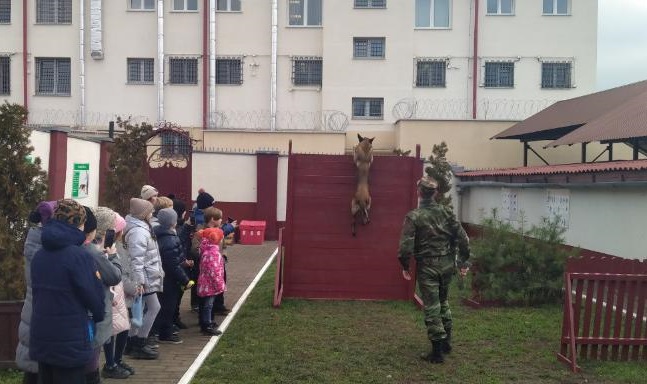 Школьники Бобруйска побывали в питомнике служебных собак отдела охраны