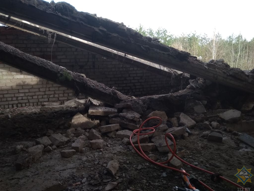 В Осиповичах обрушились железобетонные плиты перекрытия заброшенного здания – есть пострадавший