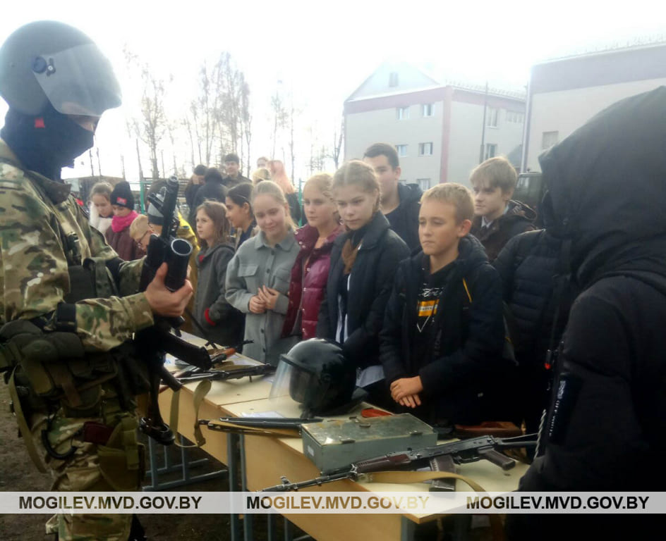 Выездной День открытых дверей устроили для школьников кировские милиционеры