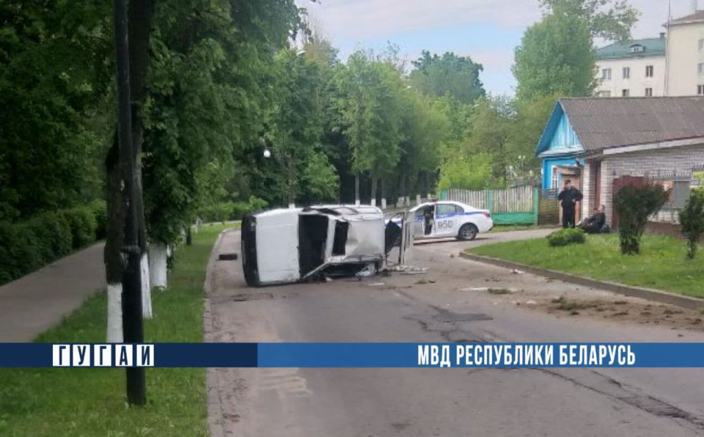 Volkswagen в Горках опрокинулся на проезжей части - пострадали водитель и пассажир