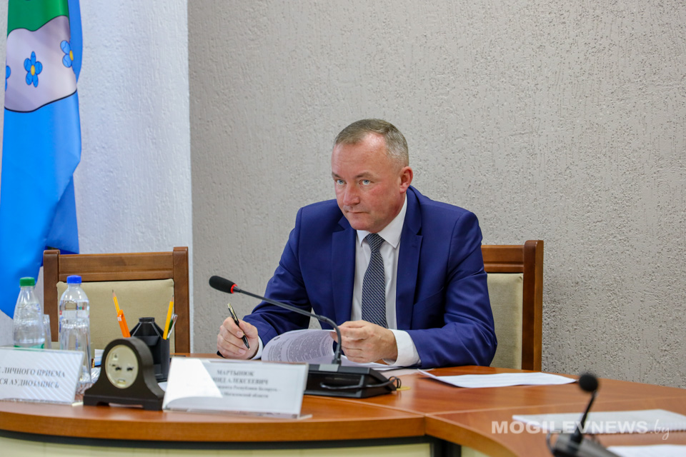Леонид Мартынюк провел прием граждан в Могилевском райисполкоме. Фото