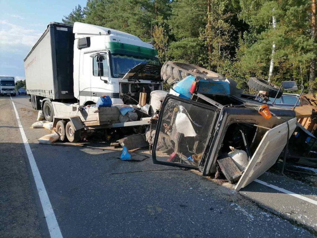 Грузовик столкнулся с трактором в Чаусском районе
