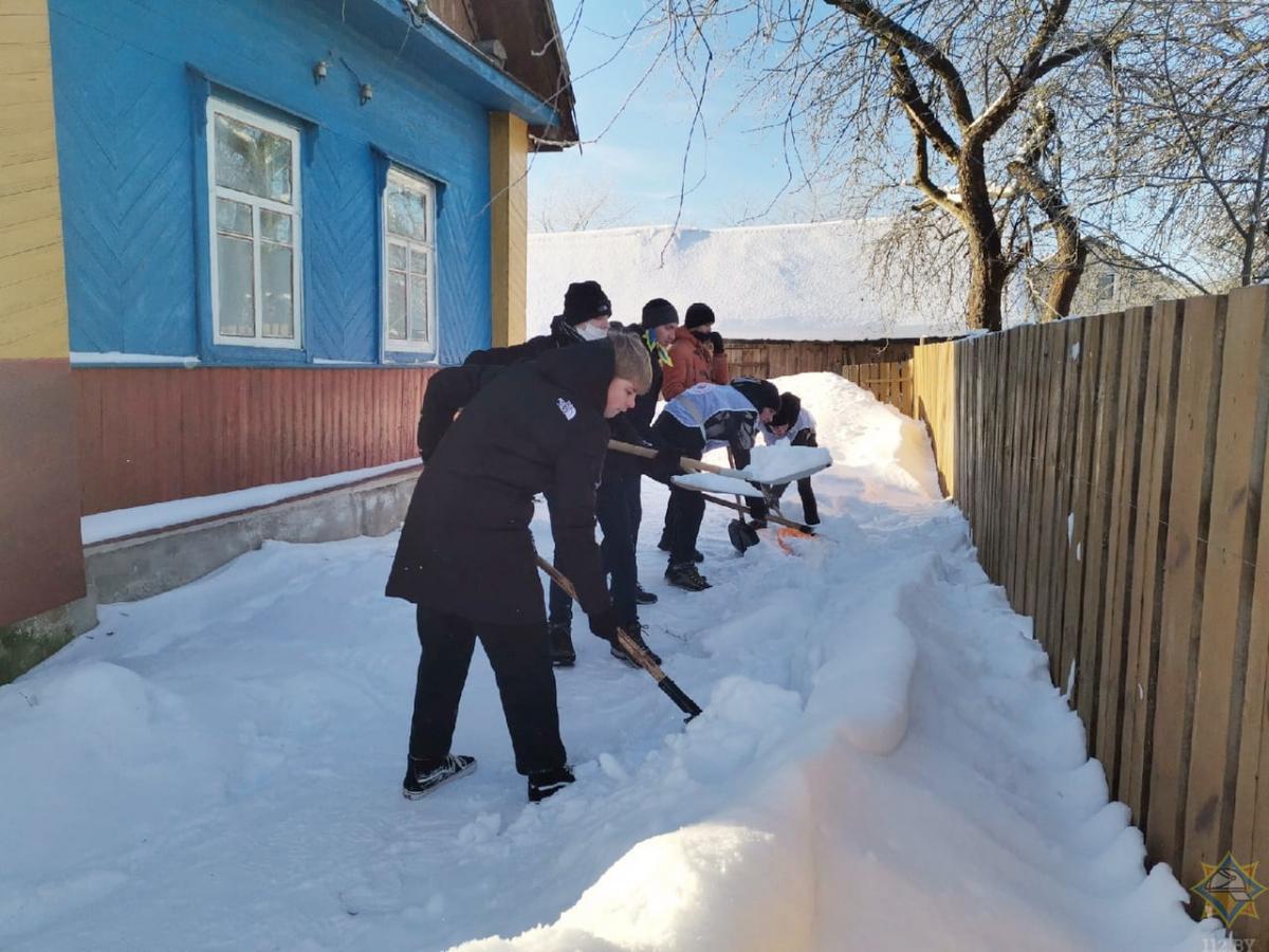 Школьники в Могилеве помогают пожилым в уборке снега