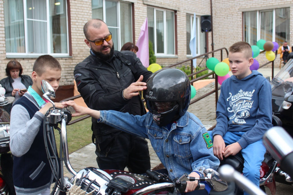 Праздник для воспитанников школы-интерната устроили Белыничская ГАИ и байкерский клуб