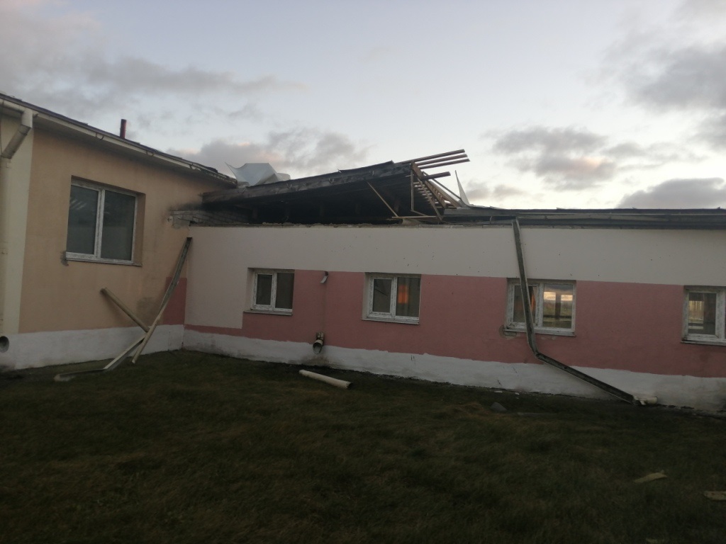 Спасатели оказывали помощь при устранении последствий сильного ветра