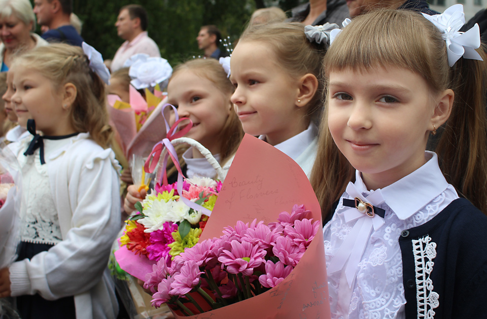 Праздничная линейка в средней школе №37 Могилева. Фото