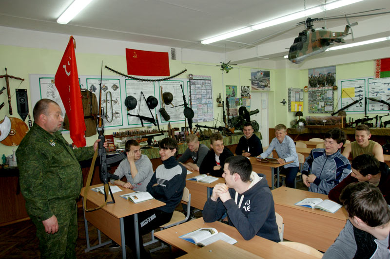 Преподаватель допризывной подготовки из Климовичей создал музейный уголок из предметов старины и макетов оружия