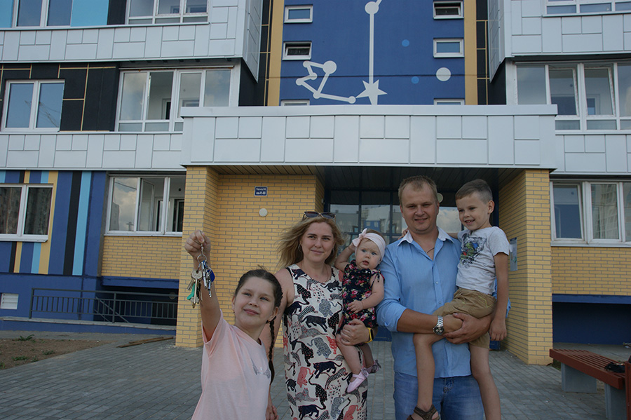 Благодаря   государственной поддержке многие  многодетные семьи смогли улучшить свои жилищные условия. Так, семья могилевчан Андрея и Виктории Гончаровых  – одна из тех, кто в числе первых получил ключи от квартиры в новом  микрорайоне Спутник Могилева