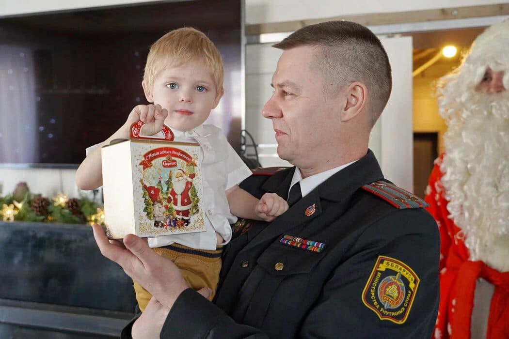 Новогодний марафон добрых дел реализовывают курсанты и сотрудники Могилевского института МВД