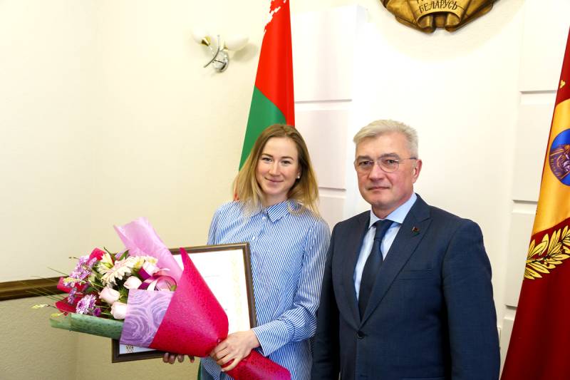 Валерий Малашко вручил Динаре Алимбековой диплом о присвоении звания «Человек года Могилевщины»