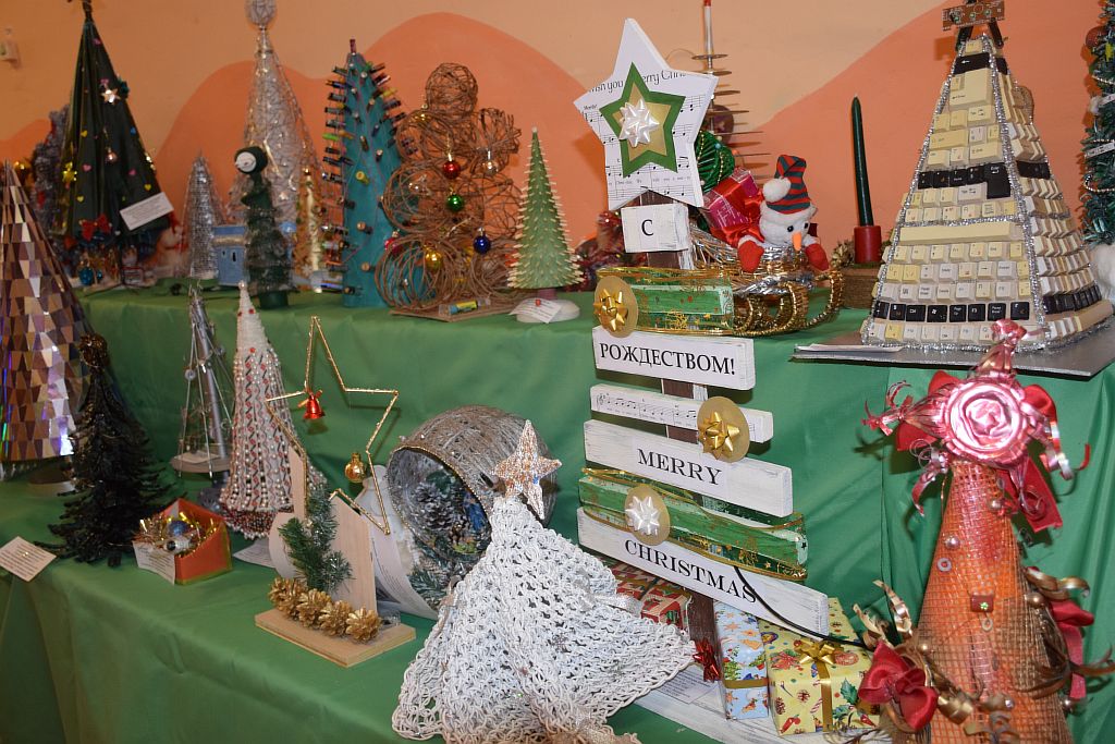 В Хотимске  в районном центре творчества работает выставка работ конкурса «ТехноЁлка-2021»