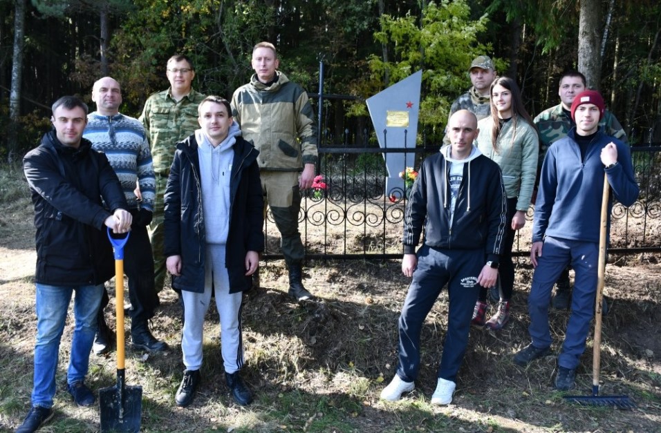 Прокурорские работники Могилевской области благоустроили место захоронения мирных граждан в Чаусском районе. Фото