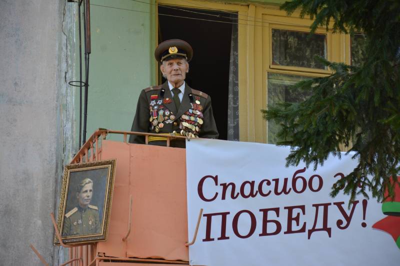 Могилевские спасатели поздравили ветерана Андрея Моисеева с Днем Победы