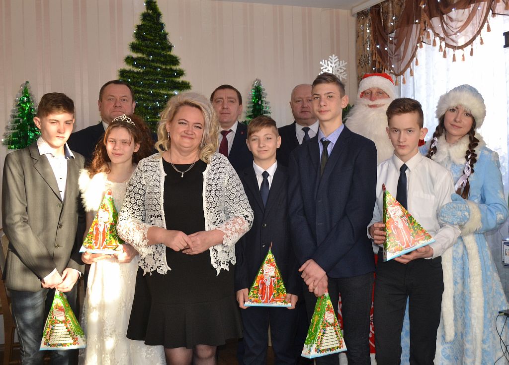 В преддверии Нового года председатель Хотимского райисполкома    посетил дом семейного типа Оксаны Маховиковой