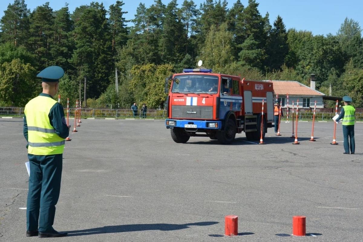 Республиканский конкурс водителей-спасателей МЧС проходит в Могилеве