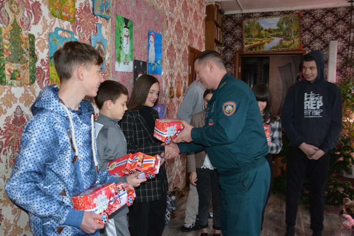 Спасатели поздравили многодетную семью из Кличева