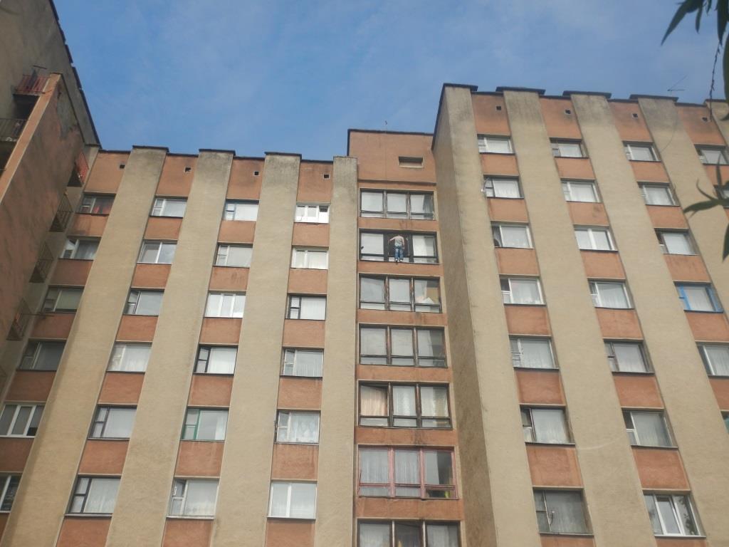 Могилевчанин угрожал выпрыгнуть из окна на восьмом этаже