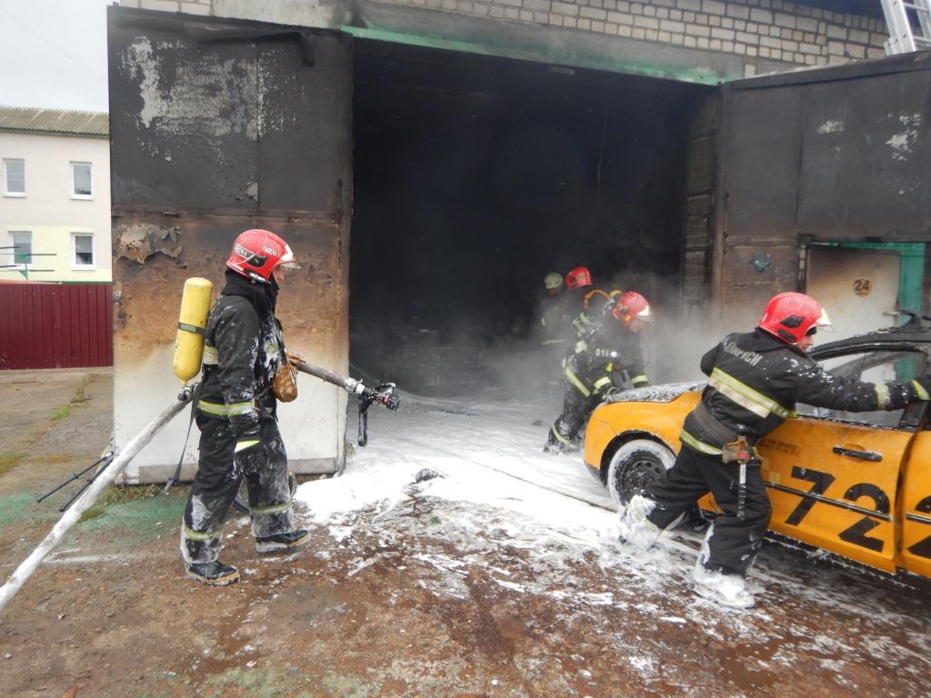 Гараж горел в Могилеве: один автомобиль уничтожен, второй поврежден. Фото