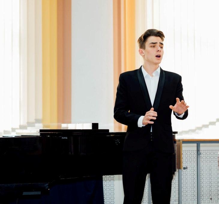 Могилевчанин завоевал III премию Международного конкурса вокалистов