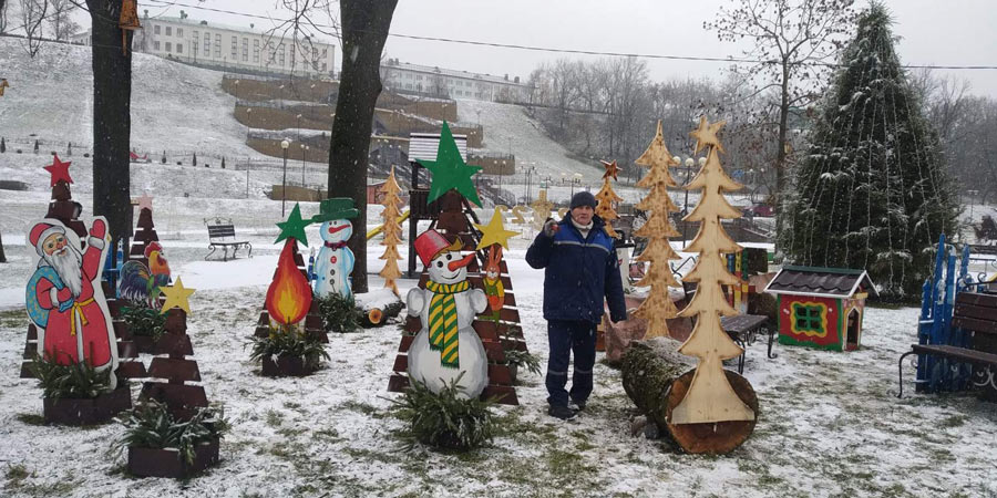 В парке Подниколье в Могилеве идут работы по праздничному оформлению новогодних площадок