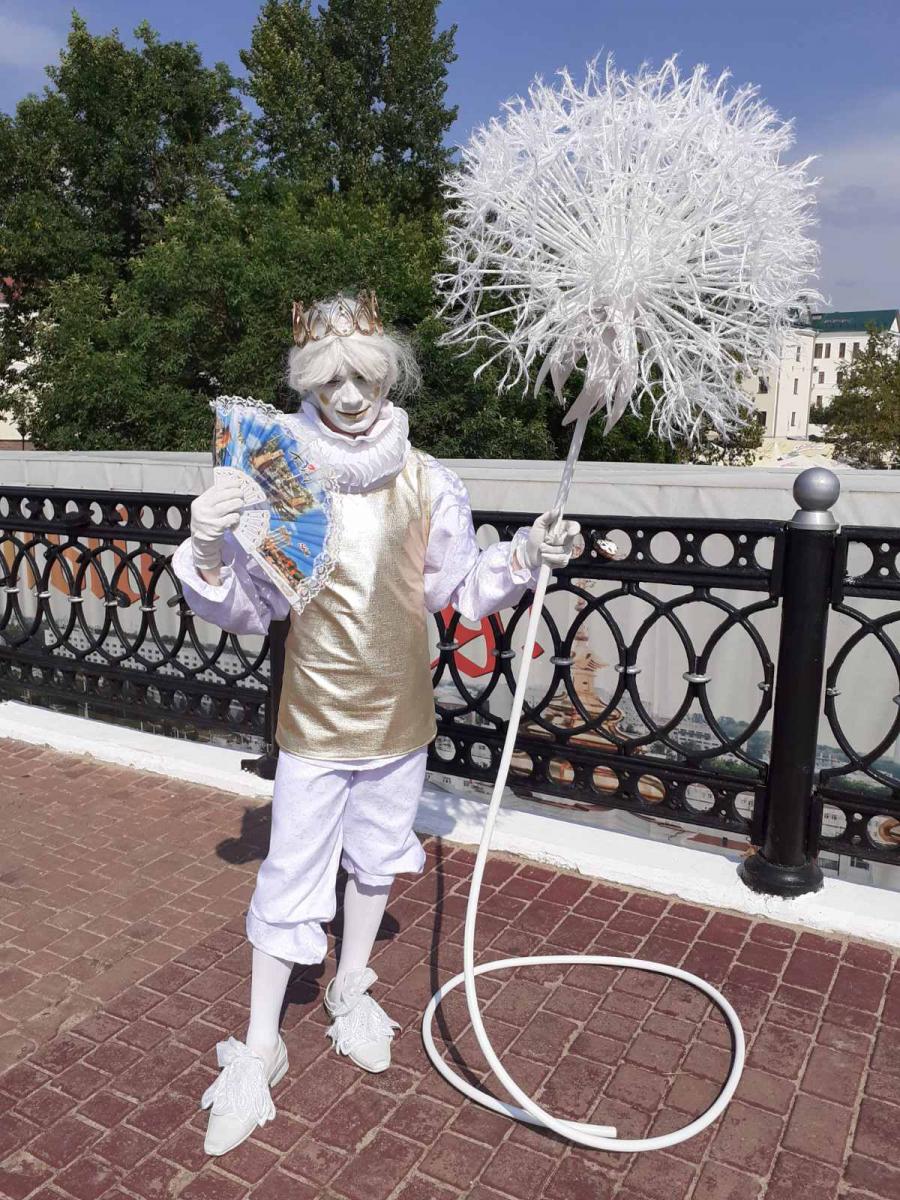 Театр живых скульптур и театр миниатюр радует участников и гостей фестиваля на улицах Витебска