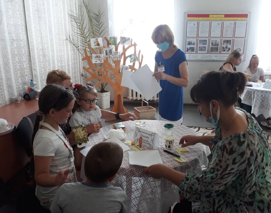 Клуб, объединяющий семьи, воспитывающие детей с инвалидностью, молодых инвалидов, работает в Чериковском ЦСОН. Фото