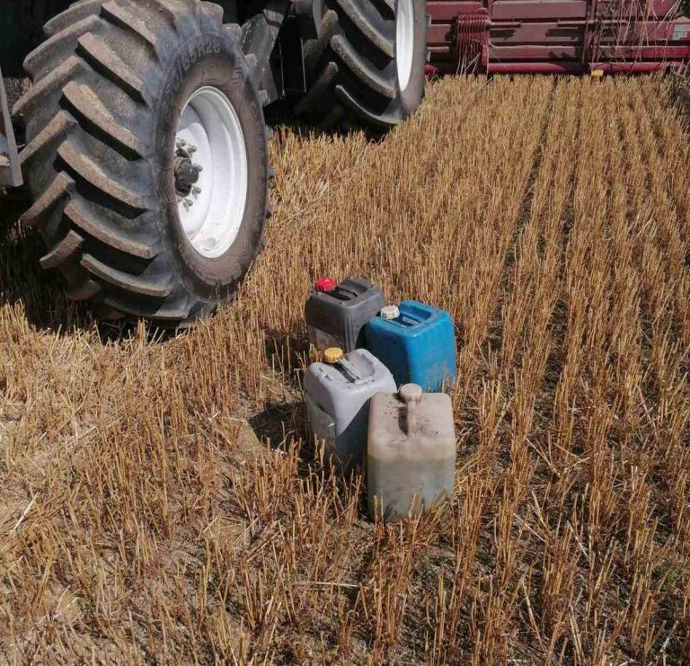 Работник сельхозпредприятия в моторном отсеке комбайна перевозил 80 литров дизельного топлива