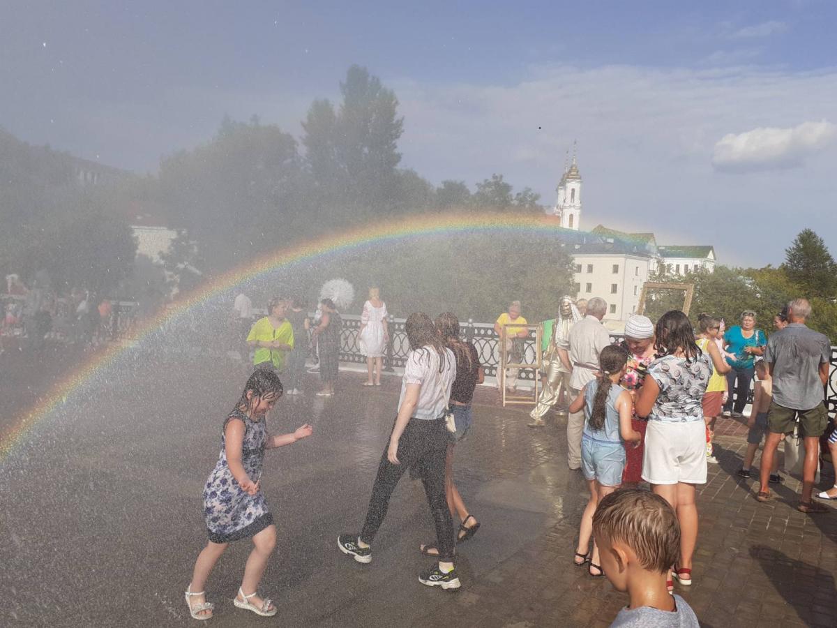 Во время юбилейного "Славянского базара в Витебске" на Пушкинском мосту идет дождь по расписанию