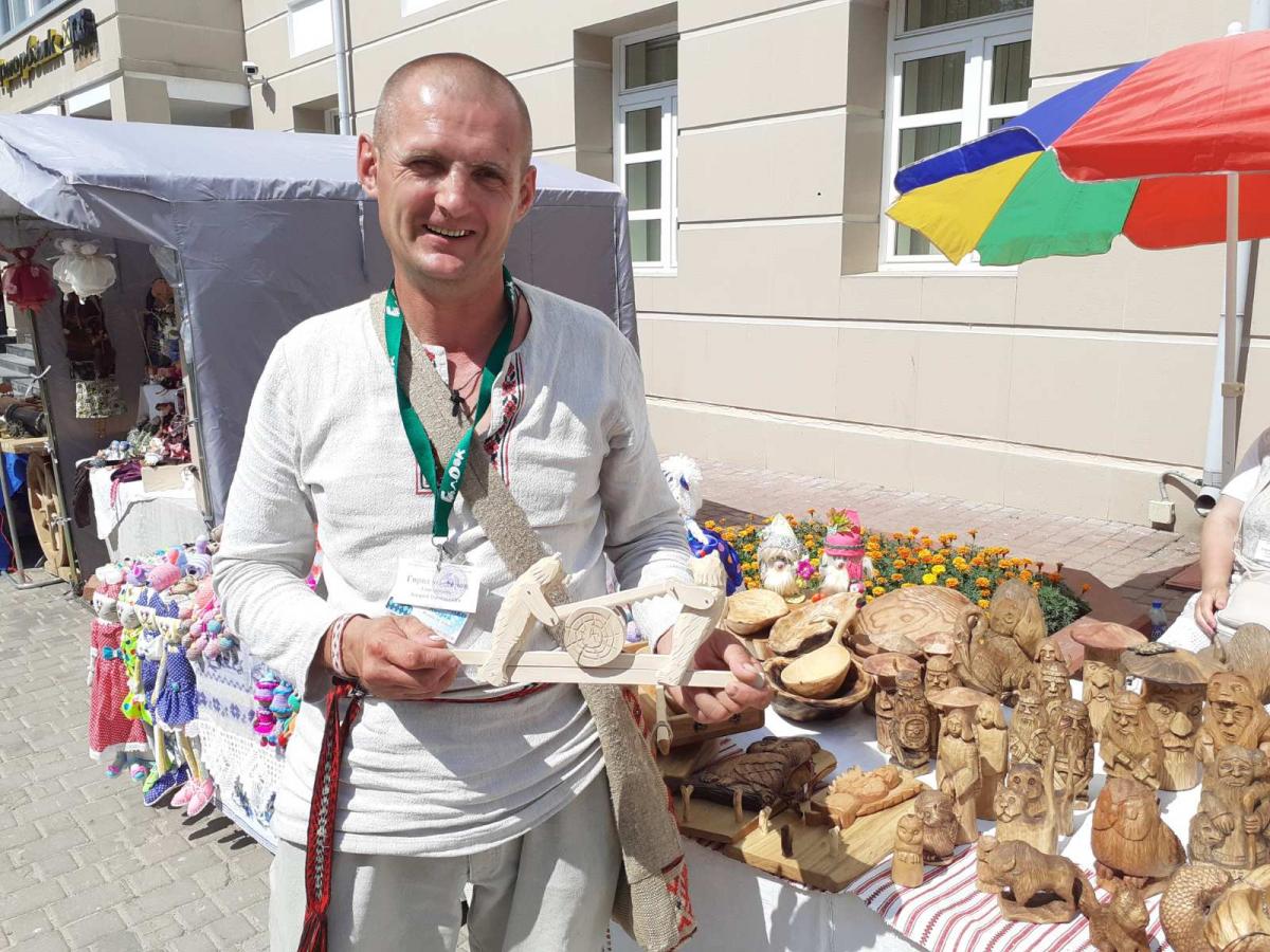 Андрей Гончаренко из Краснополья на «Славянский базар» привез авторскую деревянную игрушку