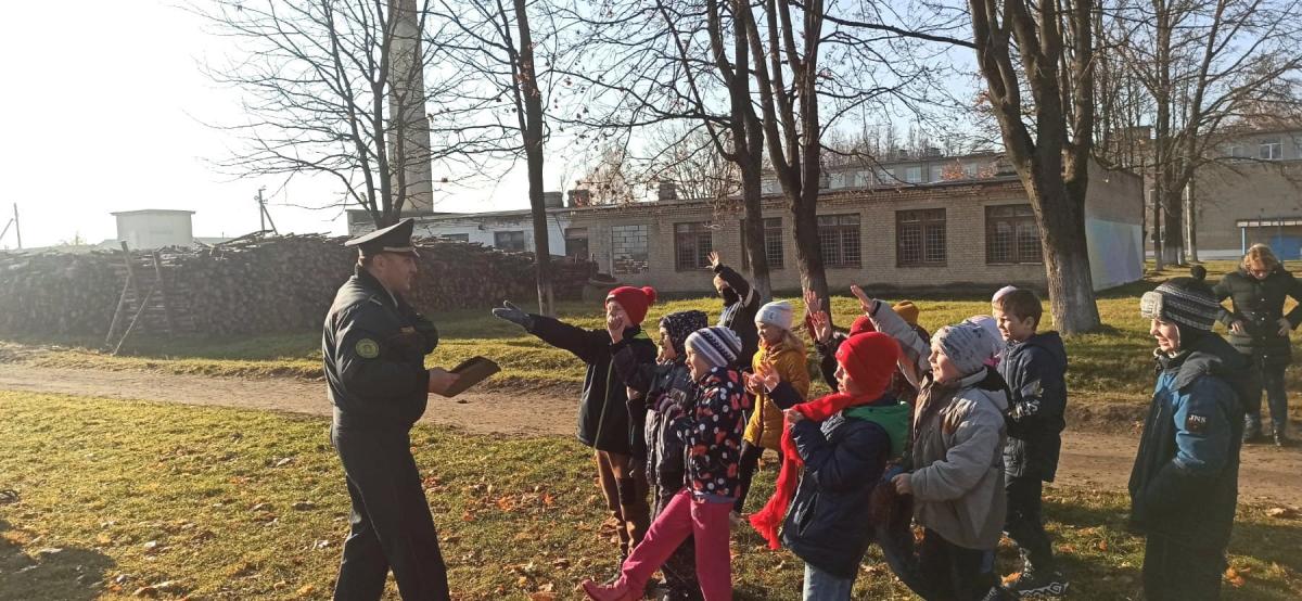 Сотрудники охраны в Кировске посетили школьный лагерь