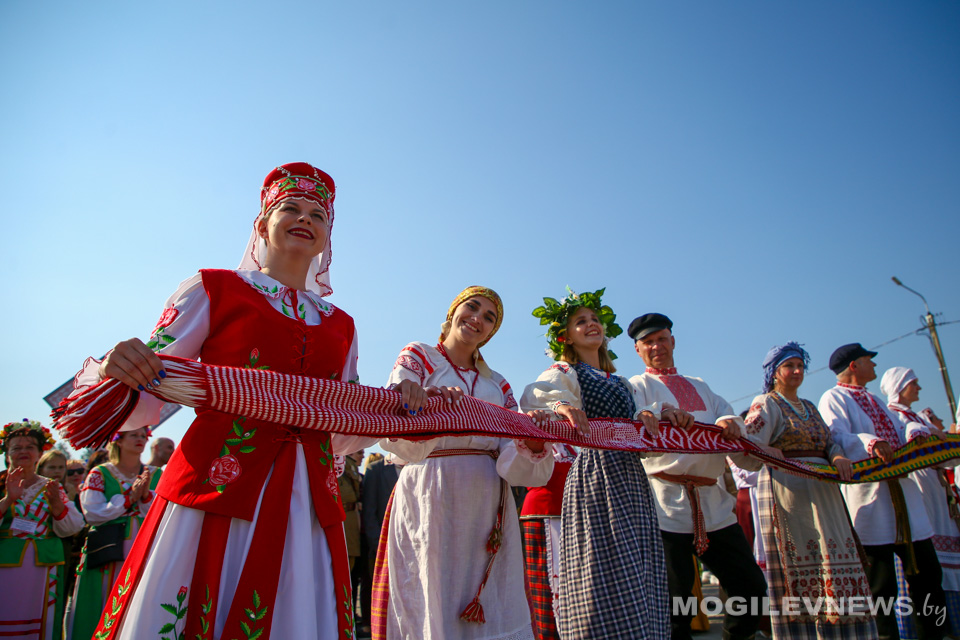 Караоке-концерт, танцы с роботами и почти 1,5 км торговых рядов - чем удивит "Купалье" в Александрии