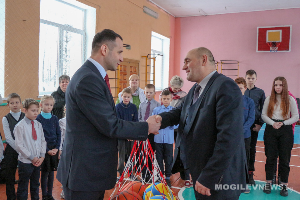 Обладателями новогодних подарков белорусских гандболистов стали сухаревские школьники