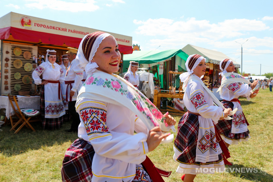 Несмотря на сильную жару на Александрийском поле многолюдно. Фото
