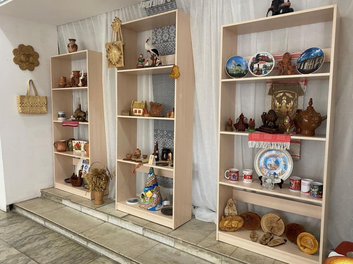 Выставка сувениров, посвященная Году народного единства, проходит в Бобруйске