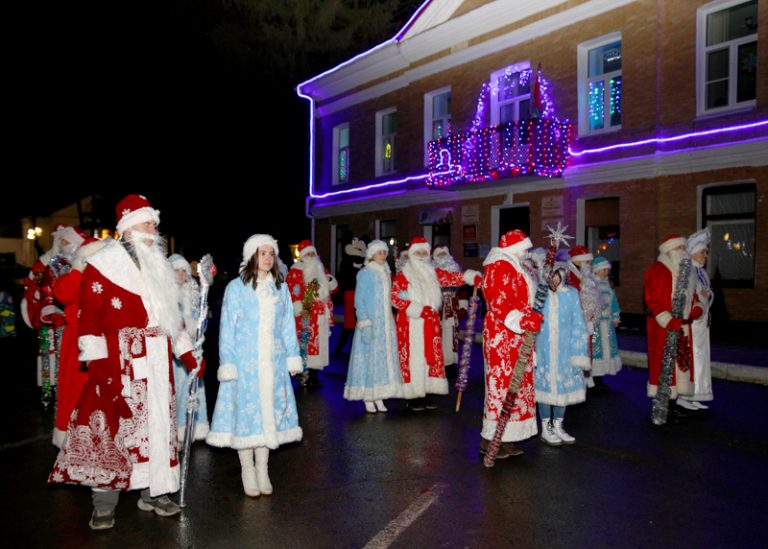 В Климовичах прошло костюмированное шествие сказочных новогодних персонажей
